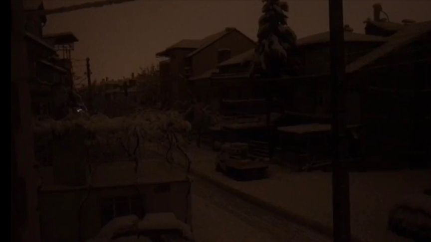 Isparta'da yoğun kar yağışı nedeniyle elektrik kesintisi yaşanıyor