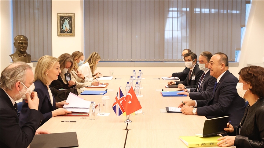 دیدار وزیر خارجه ترکیه با همتایان انگلیسی و رومانیایی خود