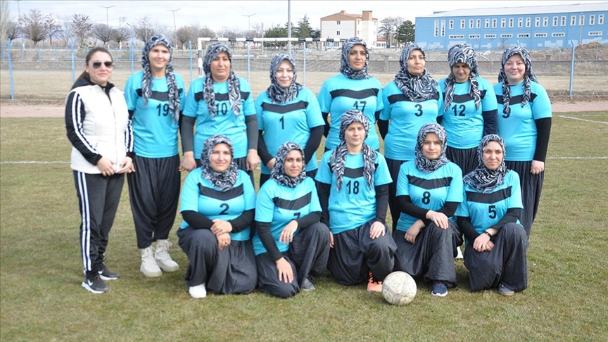 Nevşehirde ev kadınlarından oluşan futbol takımı Dimispor, ilk antrenmanına çıktı