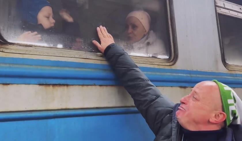 Babai ukrainas nuk përmban lotët pasi përcjell familjen dhe djalin autik nga Kievi