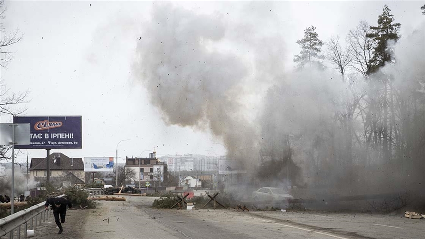 Kiev yakınlarındaki İrpin’de siviller, çatışmalar arasında tahliye edilmeye çalışılıyor