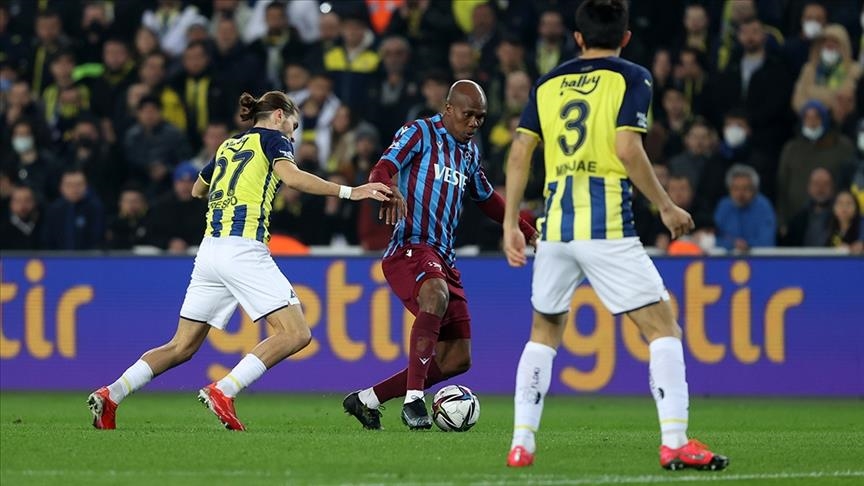 10-man Fenerbahce earn 1-1 draw against leaders Trabzonspor