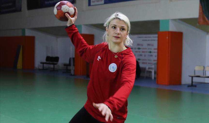 Hentbol liginin gol kraliçesi Perihan Topaloğlu, başarısıyla takdir topluyor