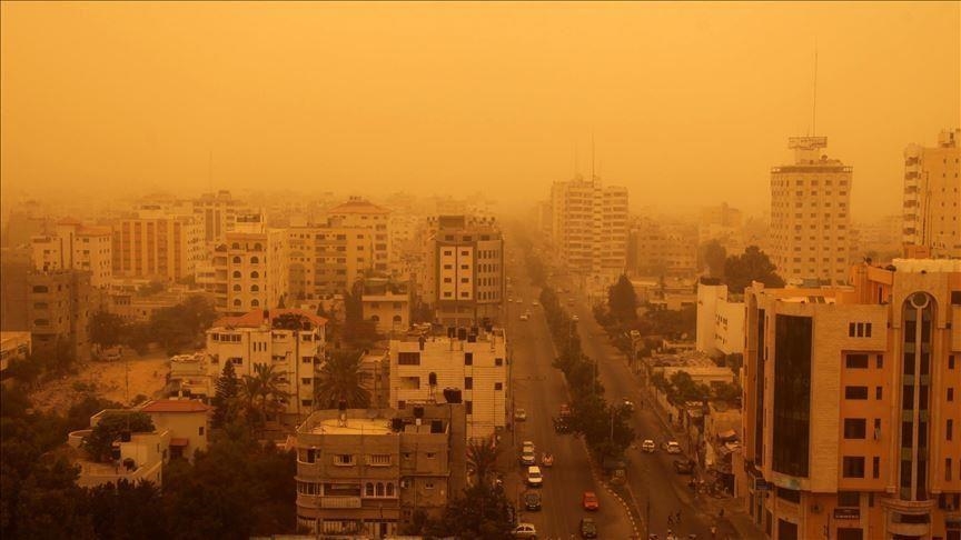 6 دول عربية شهدت موجة غبار وتحذيرات من الخروج وانخفاض الرؤية (محصلة)
