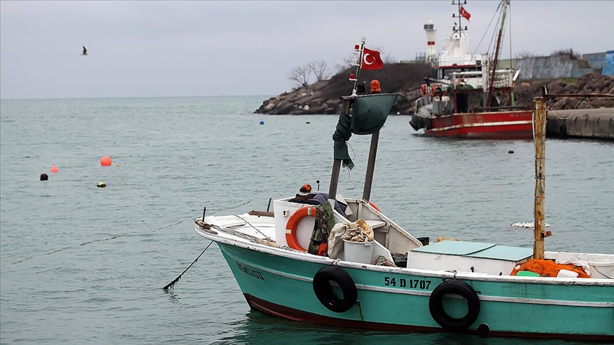 Batı Karadenizde balıkçılar olumsuz hava şartları nedeniyle limana demirledi