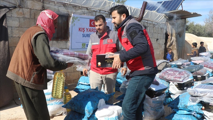 جمعية تركية توزع مساعدات إنسانية على نازحين في إدلب