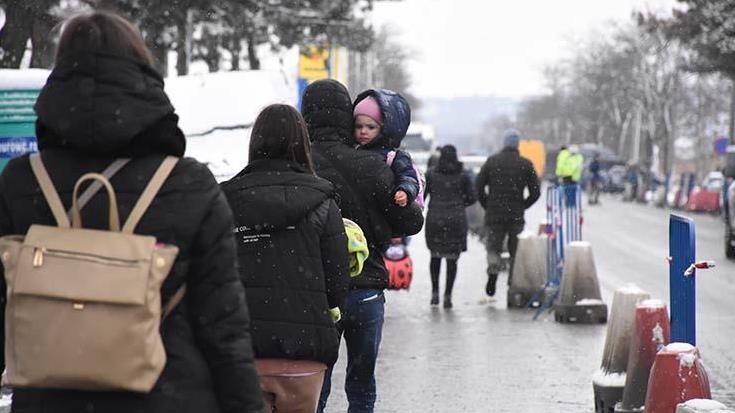 Thousands Queue At Ukraines Border With Romania For Evacuation