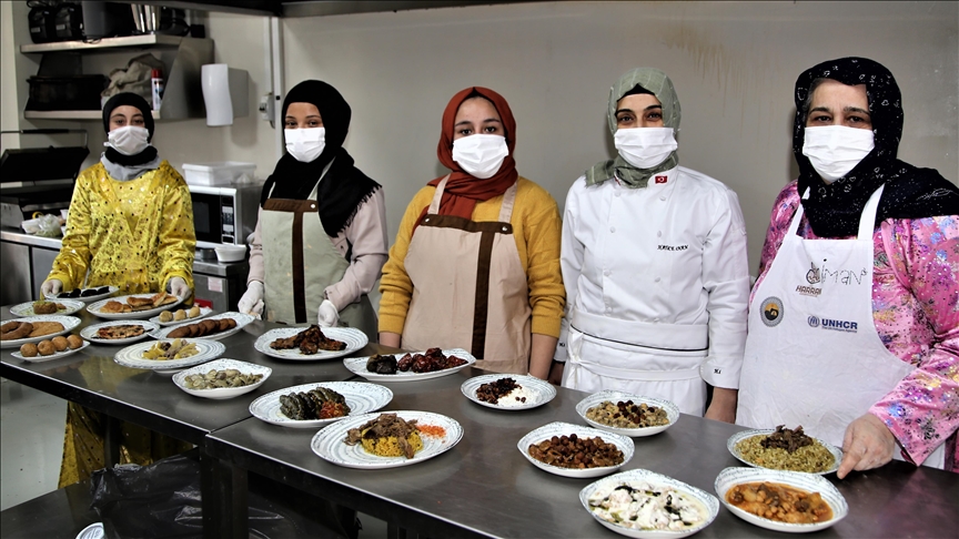 Harranlı kadınlar unutulmaya yüz tutan yöresel lezzetleri yaşatıyor