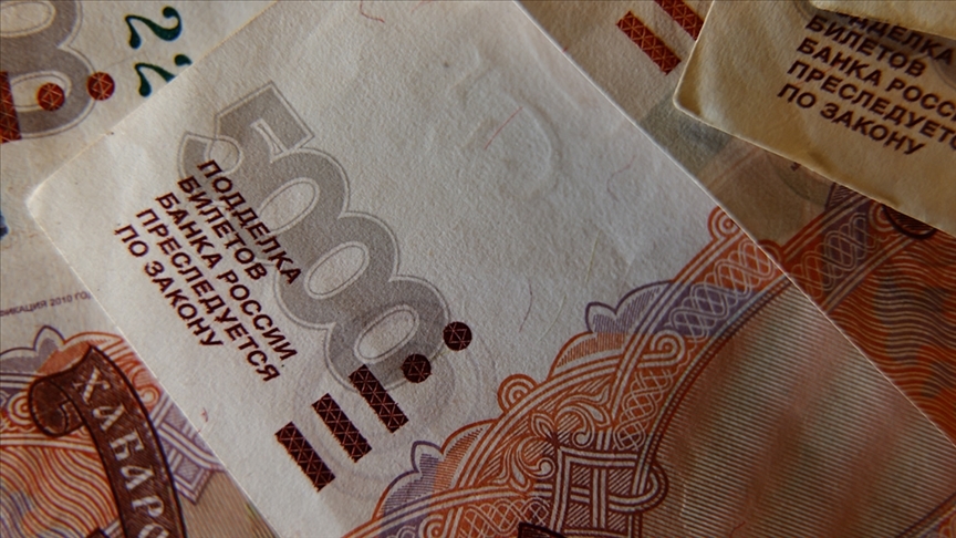 Rus rublesinde değer kaybı sürüyor