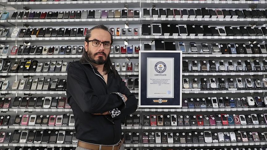 Dünya birinciliğini 2 bin 800'e yakın cep telefonu ile tescillendirdi