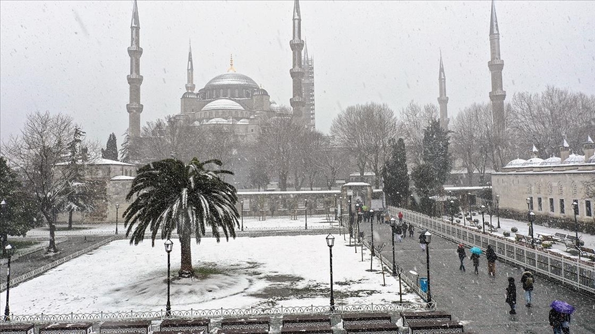 İstanbul'da kar yağışı etkili oluyor
