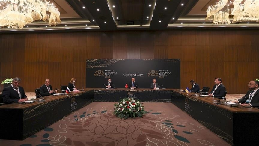 نشست سه‌جانبه وزرای خارجه ترکیه، روسیه و اوکراین آغاز شد
