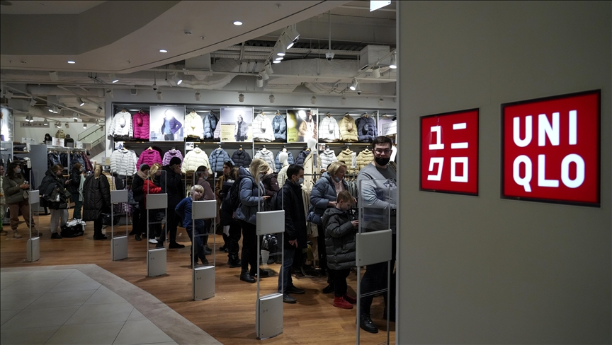 Rusya'da faaliyetini sonlandıracak Uniqlo mağazasında uzun kuyruklar oluştu