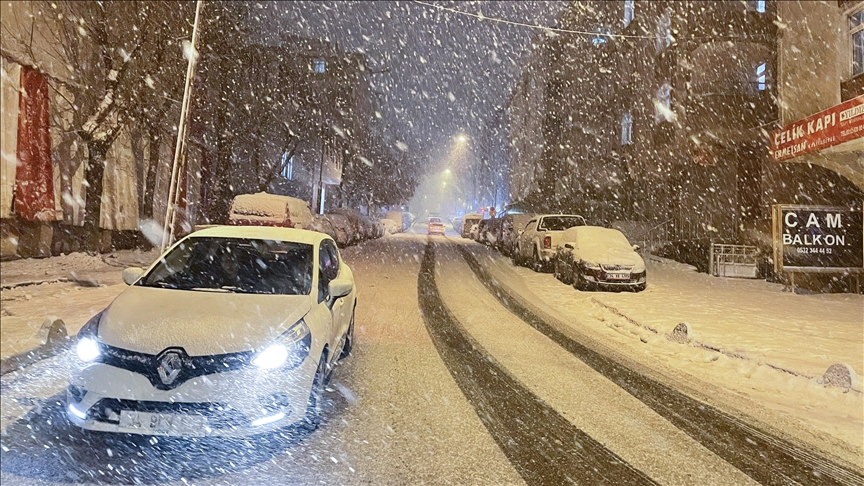 İstanbul'da kar yağışı etkisini sürdürüyor