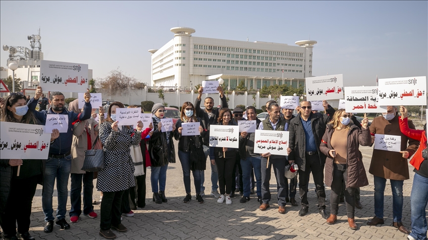 تونس.. وقفة احتجاجية للعاملين بالتلفزيون تنديدا بـ"سيطرة السلطة"