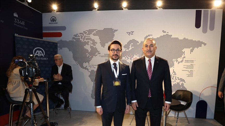 Dışişleri Bakanı Çavuşoğlu, ADF’de AA standını ziyaret etti