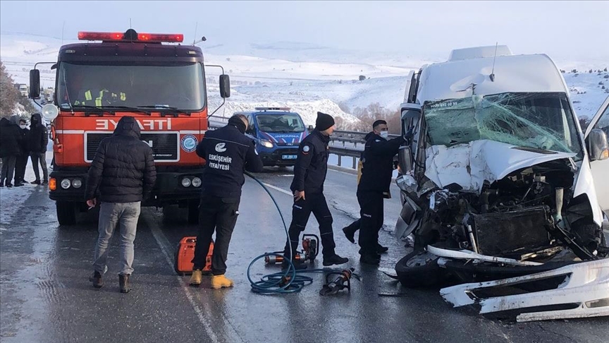 Eskişehir'de öğrencileri taşıyan minibüsle kamyon çarpıştı, 16 kişi yaralandı