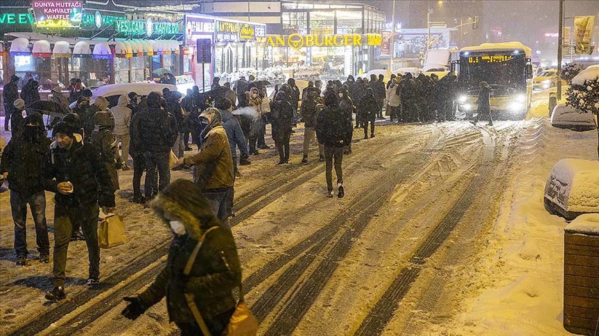 İstanbul'da yoğun kar yağışı yer yer tipiye dönüştü