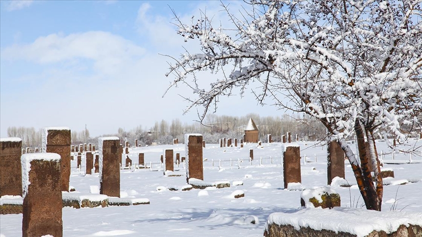 Ahlattaki Selçuklu Meydan Mezarlığı karla kaplandı