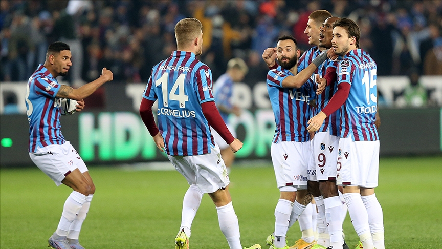 Trabzonspor takımının Göztepe maçında gol sevinci