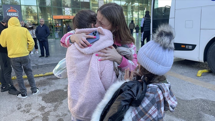 Savaşın ortasında kalan 4 kız çocuğu Antalya'da annelerine kavuştu