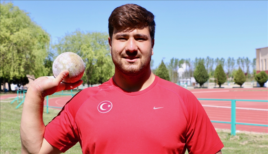 Milli sporcu Alperen Karahan, 23 yaş altı gülle atmada altın madalya kazandı