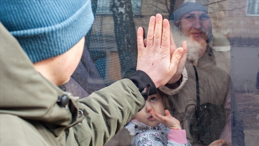 Ukrayna, insani koridorlardan cumartesi günü 13 bin sivilin tahliye edildiğini bildirdi