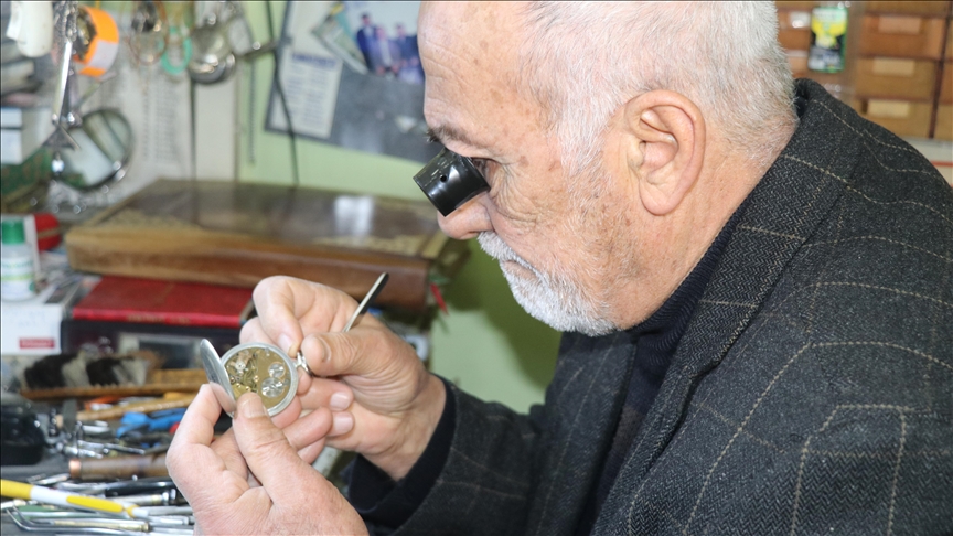 Saatçi Sebahattin usta 55 yıldır gözünden merceği elinden tornavidayı düşürmüyor