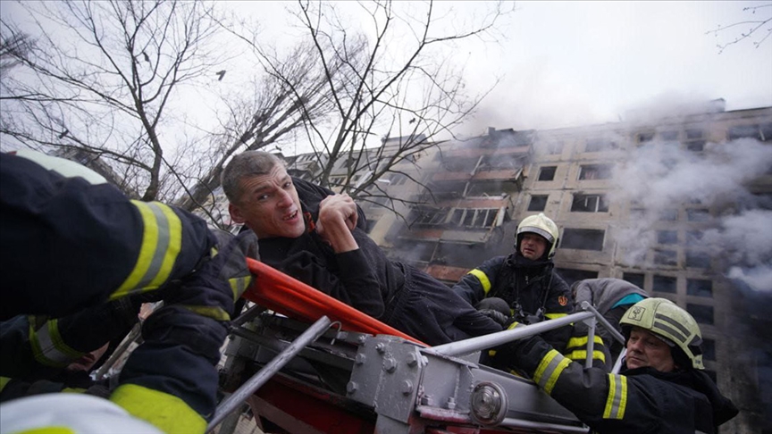 Kiev'de top mermisinin 9 katlı apartmana isabet etmesi sonucu 2 sivil öldü