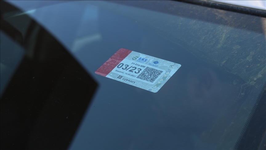 Kosovë, fillon zbatimi i ngjitjes së “stickersave” në automjete me qëllim identifikues