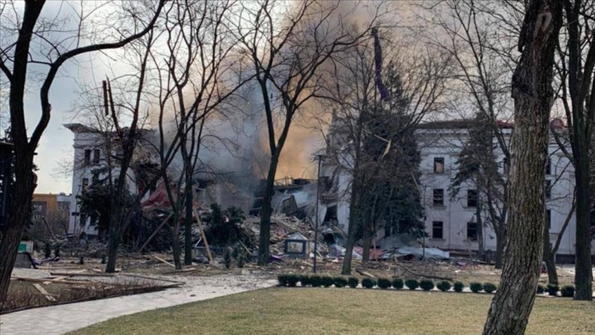 Ukrayna'nın Mariupol Belediye Meclisi: Rus uçakları şehirde yüzlerce sivilin saklandığı tiyatro binasını bombaladı