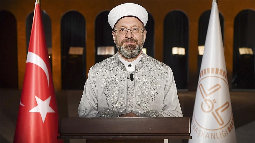 Erbaş: Berat Gecesinin daralan kalplerimize, bunalan zihinlerimize bir kandil olmasını temenni ediyorum