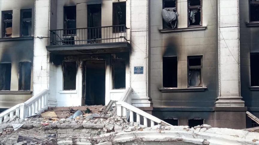 Mariupol’de bombalanan tiyatro binası enkazında kurtarma çalışmaları sürüyor