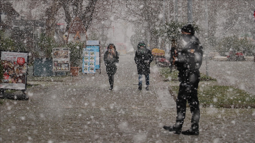 Yalova’da yoğun kar yağışı hayatı olumsuz etkiliyor