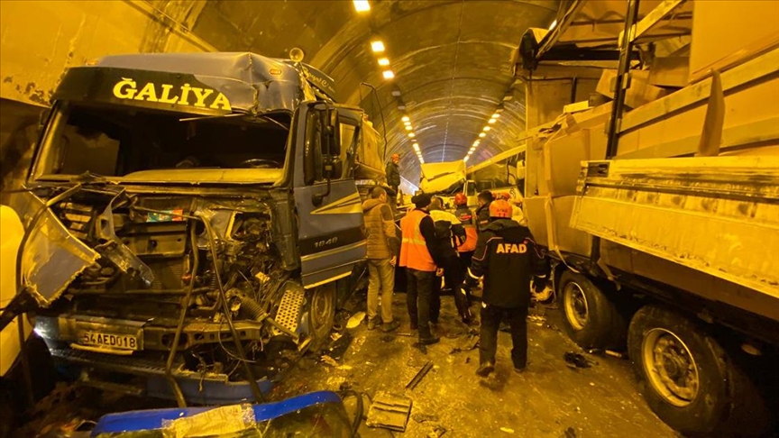 Bolu Dağı Tüneli'nde 18 aracın karıştığı zincirleme kazada 30 kişi yaralandı