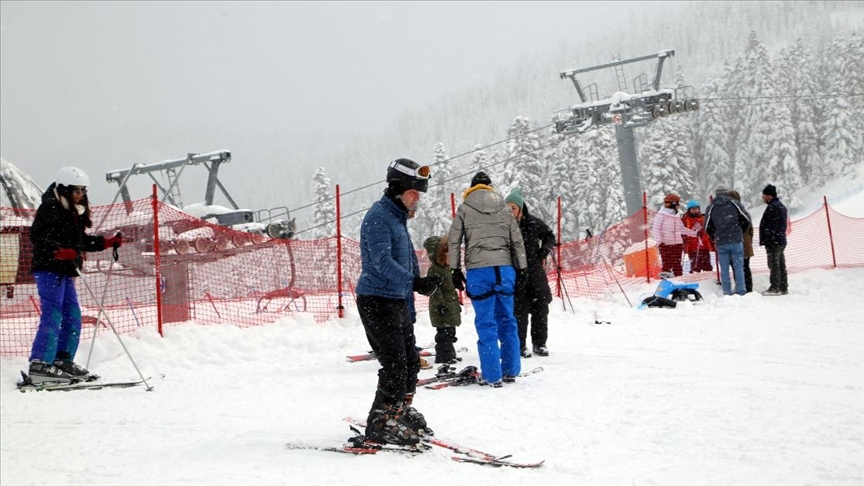 Ilgaz Dağı Kayak Merkezi'nde hafta sonu yoğunluğu yaşanıyor