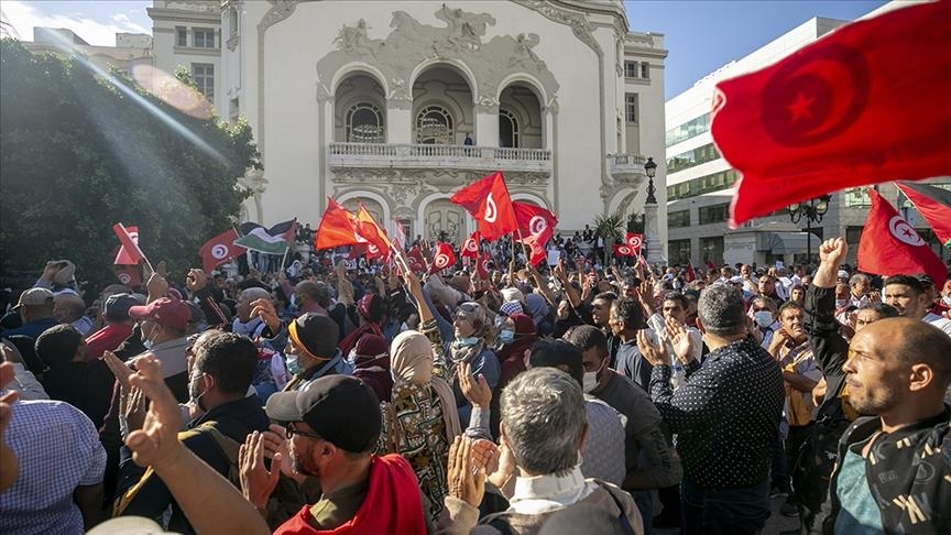 تونس.. الآلاف يتظاهرون إحياء لذكرى الاستقلال ورفضا لـ"الانقلاب"