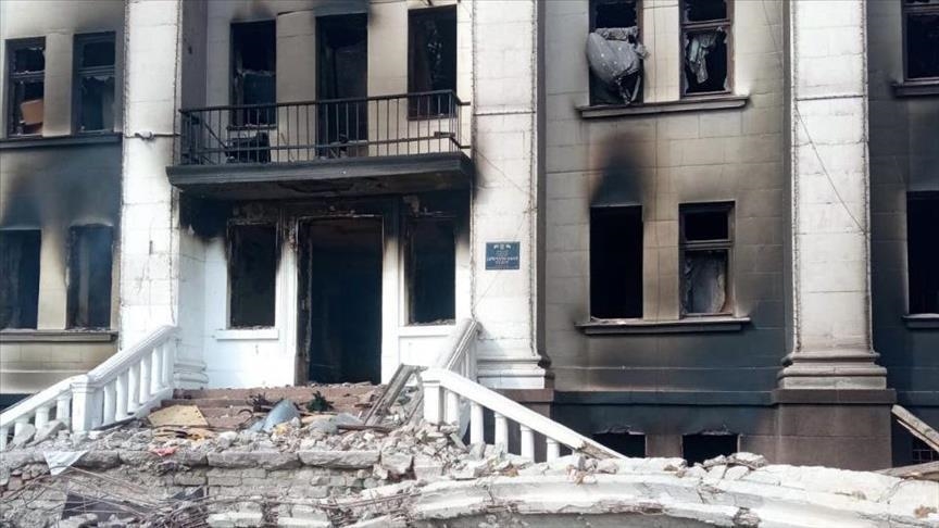 L'Ukraine accuse la Russie d'avoir bombardé une école abritant 400 personnes à Marioupol