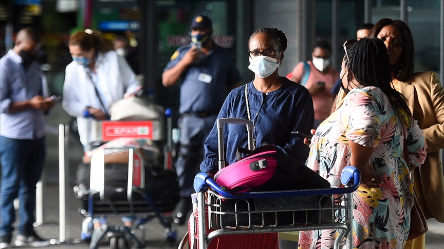 Güney Afrika açık havada maske zorunluluğunu kaldırdı
