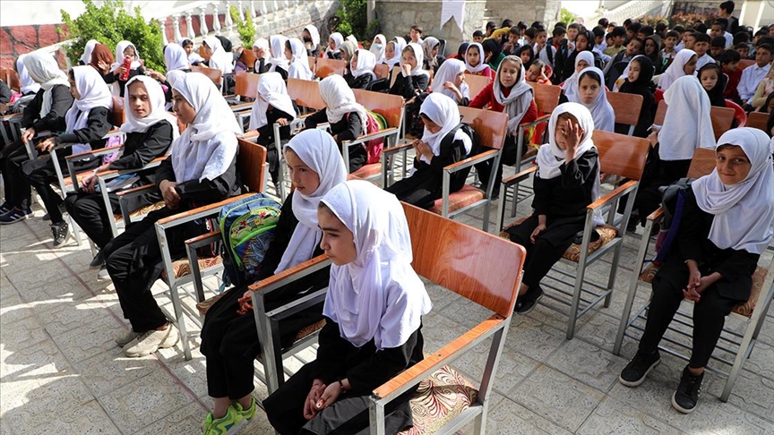 Afganistan'da Taliban yönetimi kızların ortaokul ve lise eğitimlerini beklemeye aldı