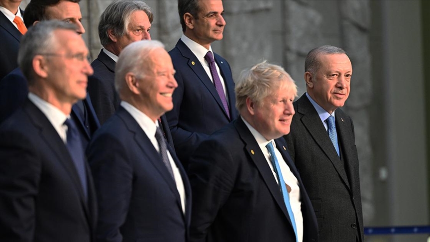 Cumhurbaşkanı Erdoğan, NATO Olağanüstü Liderler Zirvesi'nde aile fotoğrafı çekimine katıldı