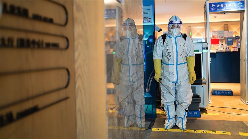 Çin'de son 24 saatte 2 bin 54, Hong Kong'da 12 bin 240 Kovid-19 vakası tespit edildi