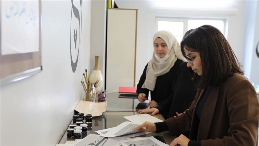 Bursa'daki imam hatip lisesinde geleneksel ve modern sanatlar bir arada öğretiliyor