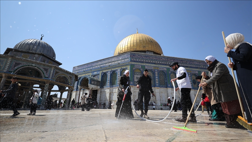 آلاف الفلسطينيين يجهزون المسجد الأقصى لاستقبال شهر رمضان