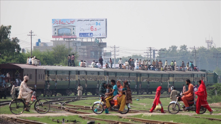 Pakistan railways ready to revamp centuries-old ‘coolie system'