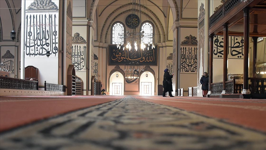Osmanlı payitahtının tarihi Ulu Camisi ramazana hazırlanıyor