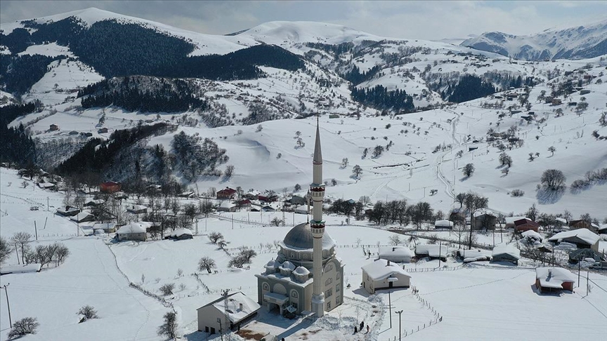 Baharı bekleyen Karadeniz yaylaları beyaz örtüyle kaplandı