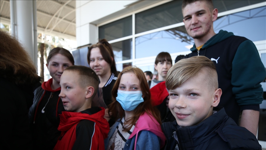 Turqi, fëmijët jetimë ukrainas të evakuuar nga zona e luftës mbërrijnë në Antalya
