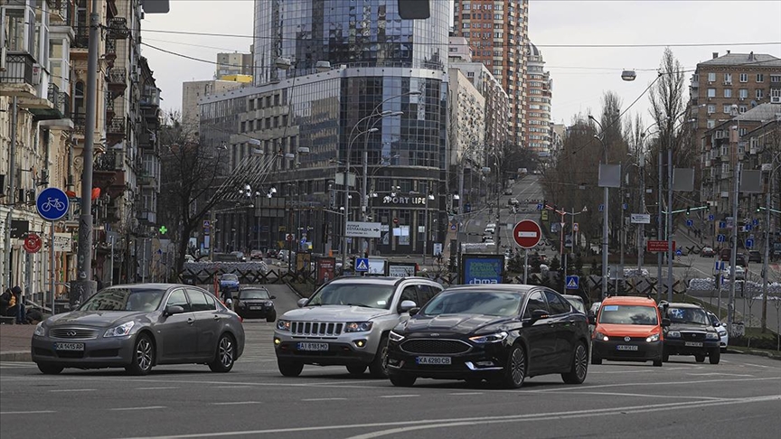 Son günlerde hava saldırılarının azaldığı Kiev'de insan hareketliliği artıyor