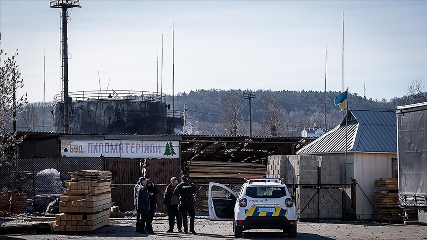 Rusya'nın Lviv kentinde füzelerle vurduğu yakıt deposundaki yangın söndürüldü